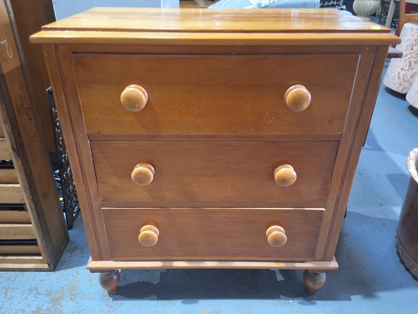 Lot 369 - CHEST OF DRAWERS