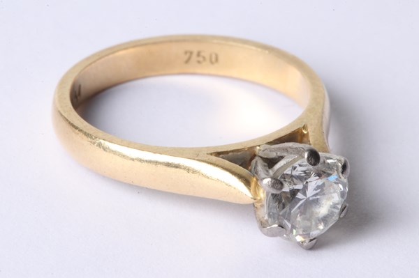 Lot 1013 - GOLD & DIAMOND RING