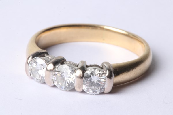 Lot 1014 - GOLD & DIAMOND RING