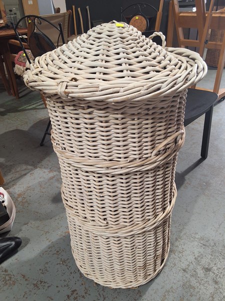 Lot 283 - CLOTHES HAMPER