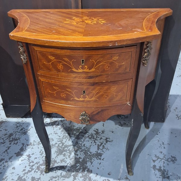 Lot 86 - COMMODE