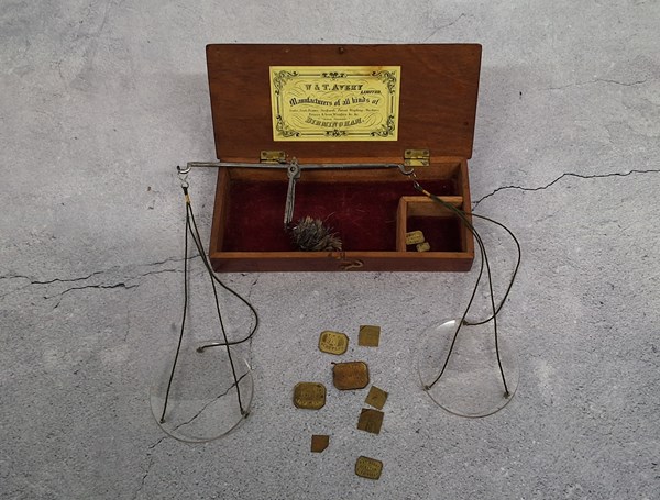 Lot 1247 - APOTHECARY SCALE