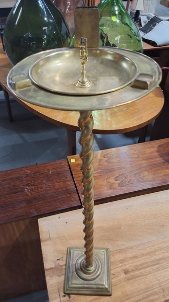 Lot 357 - SMOKERS STAND