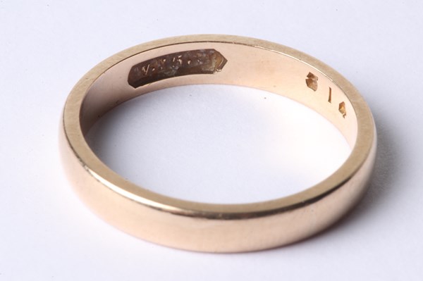 Lot 1006 - GOLD RING