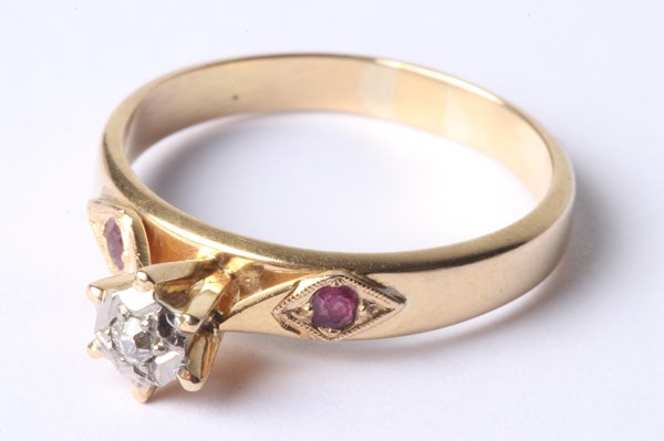 Lot 1010 - GOLD DIAMOND & RUBY RING