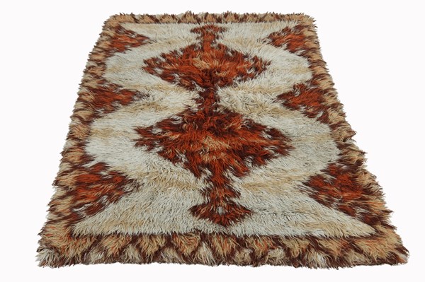 Lot 113 - SHAG PILE RUG