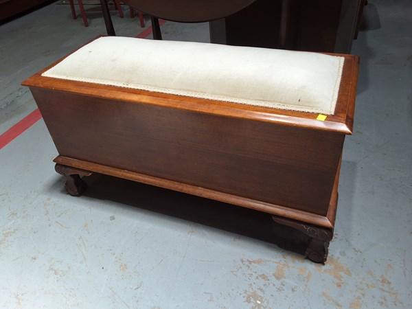 Lot 371 - BLANKET BOX