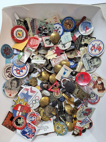 Lot 1072 - BUTTONS & BADGES