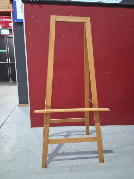 Lot 254 - EASEL