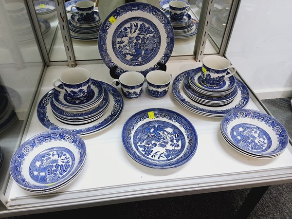 Lot 1477 - BLUE & WHITE DINNERWARE