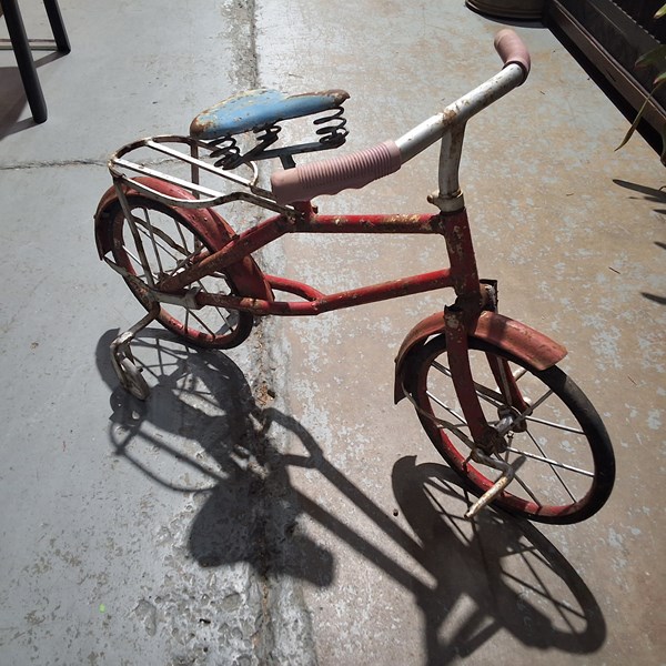 Lot 446 - CHILDRENS BICYCLE