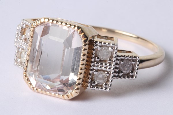 Lot 1009 - GOLD KUNZITE RING