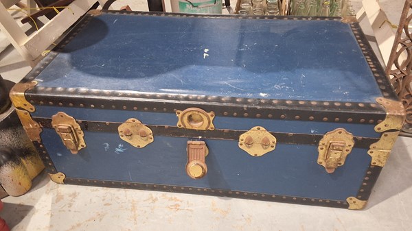 Lot 225 - SHIPPING TRUNK