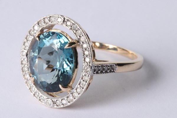 Lot 1005 - GOLD & TOPAZ RING