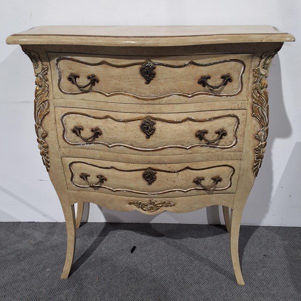 Lot 301 - BOMBE COMMODE