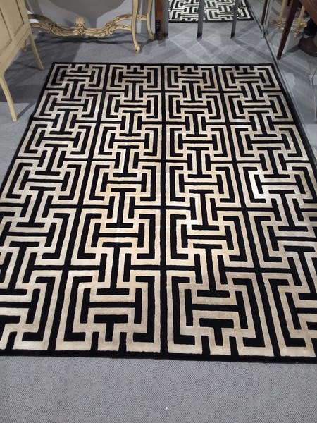 Lot 295 - RUG