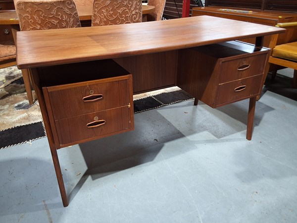 Lot 391 - DESK