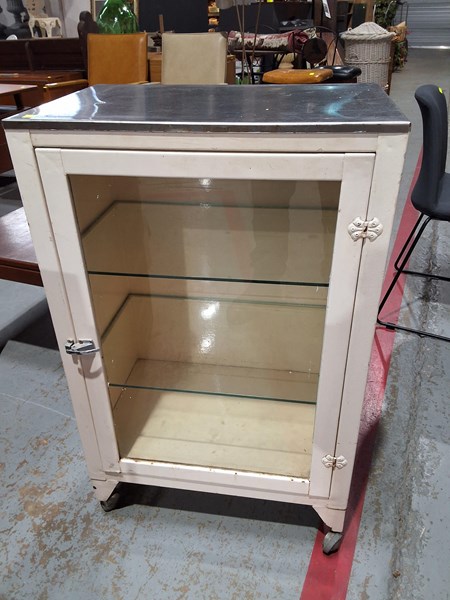 Lot 370 - MEDICAL CABINET