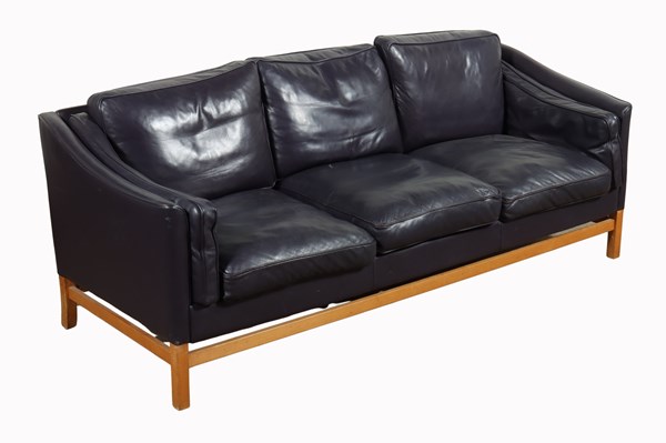 Lot 70 - LEATHER LOUNGE