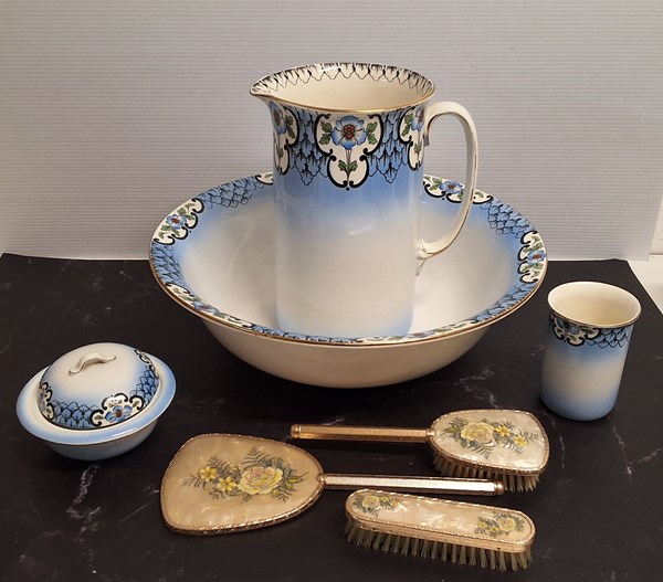 Lot 1463 - CHINA WASHING SET