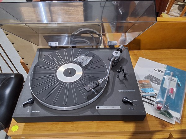 Lot 385 - TURNTABLE