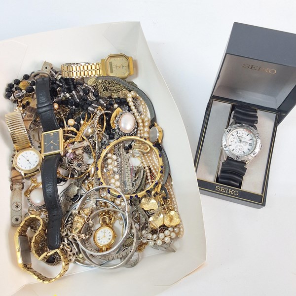 Lot 1079 - COSTUME JEWELLERY & WRISTWATCHES