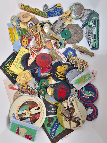 Lot 1074 - BUTTONS & PATCHES