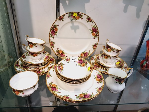 Lot 1317 - ROYAL ALBERT DINNER SERVICE