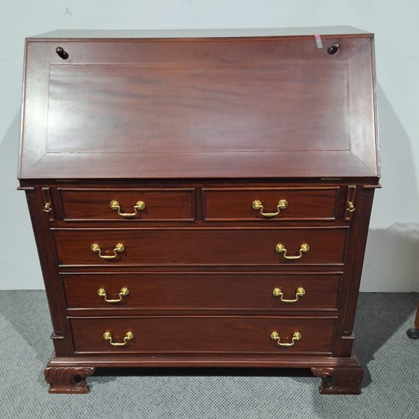 Lot 242 - BUREAU