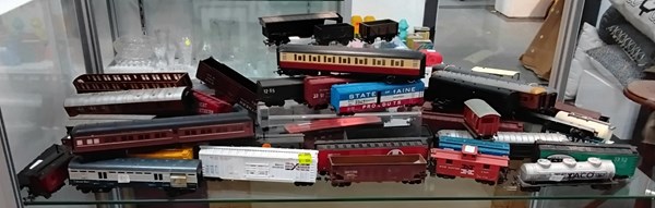 Lot 1424 - A LARGE COLLECTION OF TRAINS