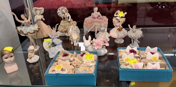 Lot 1359 - CHINA FIGURINES & ORNAMENTS