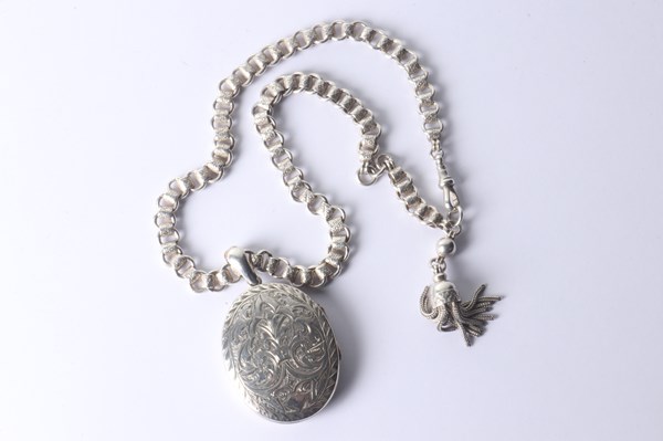 Lot 1059 - SILVER LOCKET & CHAIN