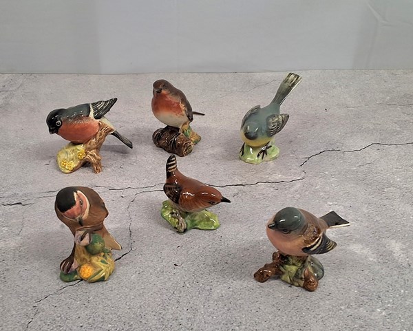 Lot 1436 - A FLOCK OF BIRD FIGURES