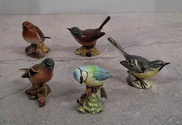 Lot 1431 - FIVE BESWICK BIRDS