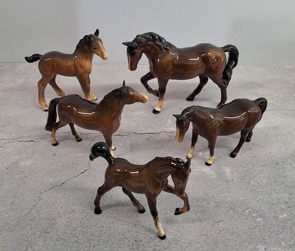 Lot 1432 - FIVE BESWICK HORSES