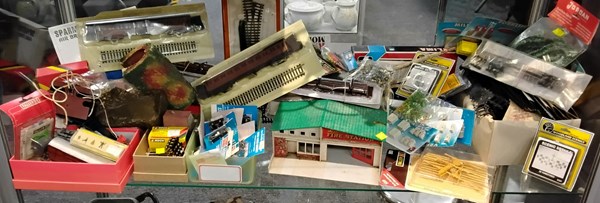 Lot 1352 - MODEL TRAIN REQUISITES