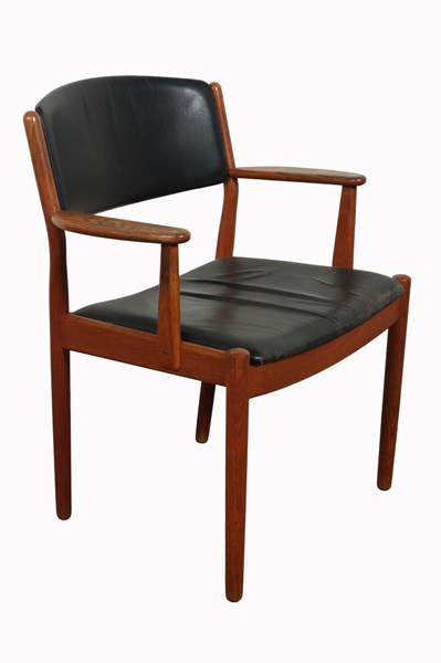 Lot 99 - DESK CHAIR