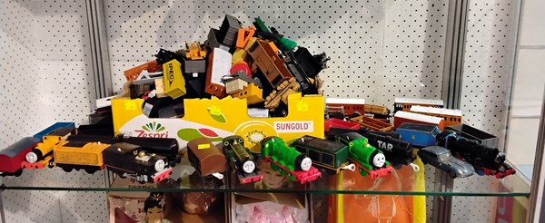 Lot 1230 - TOY TRAINS