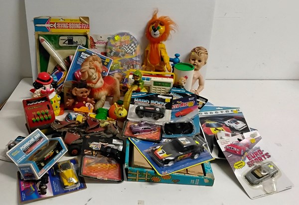 Lot 1353 - TOYS