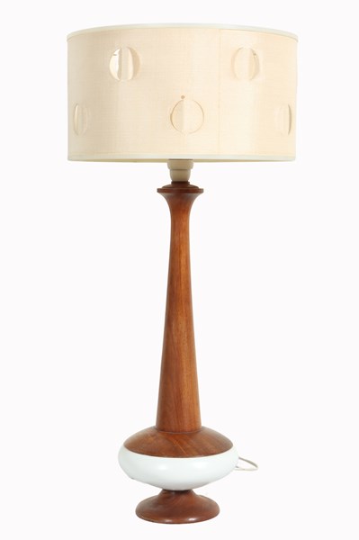 Lot 143 - TABLE LAMP