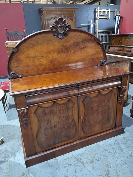 Lot 3 - CHIFFONIER