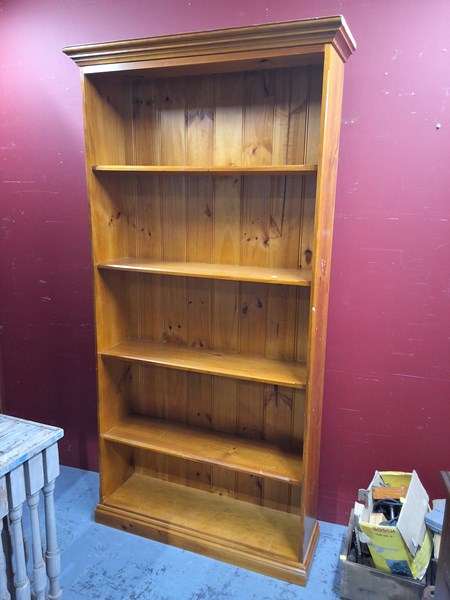 Lot 61 - BOOKSHELF