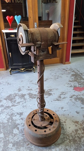 Lot 203 - BENCH GRINDER