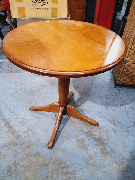 Lot 194 - OCCASIONAL TABLE