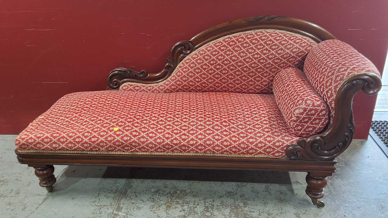 Lot 70 - CHAISE LONGUE