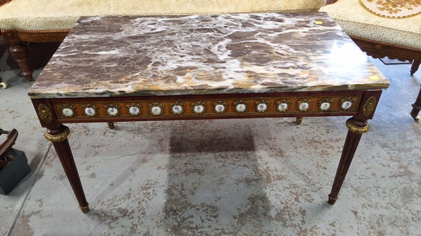 Lot 73 - COFFEE TABLE