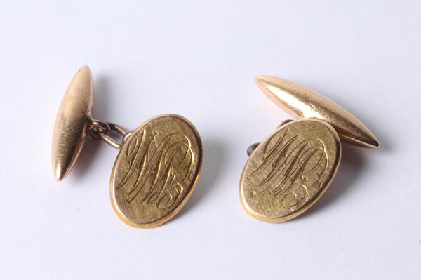 Lot 1033 - GOLD CUFFLINKS