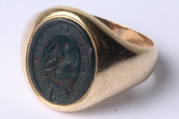 Lot 1004 - GOLD SIGNET RING