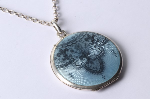 Lot 1029 - SILVER ENAMELLED LOCKET