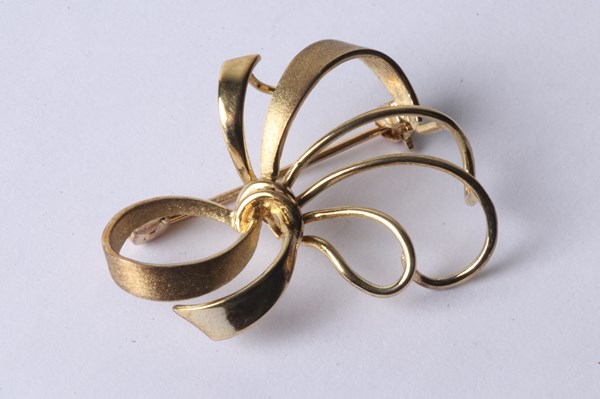 Lot 1023 - GOLD BROOCH